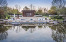 　　“離繁華不遠(yuǎn)，離自然最近?！北本┤f科觀承別墅是一座山水庭園，被收藏在觀承別墅區(qū)中央公園之核心區(qū)，很多初次來到這座庭院的客人都會用“遇見意外之境”來形容對她的第一感受?；仡櫿麄€造園的歷程，觀承的故事一點(diǎn)一滴仍歷歷在目，她也終于以最美的姿態(tài)承現(xiàn)于世人眼前。